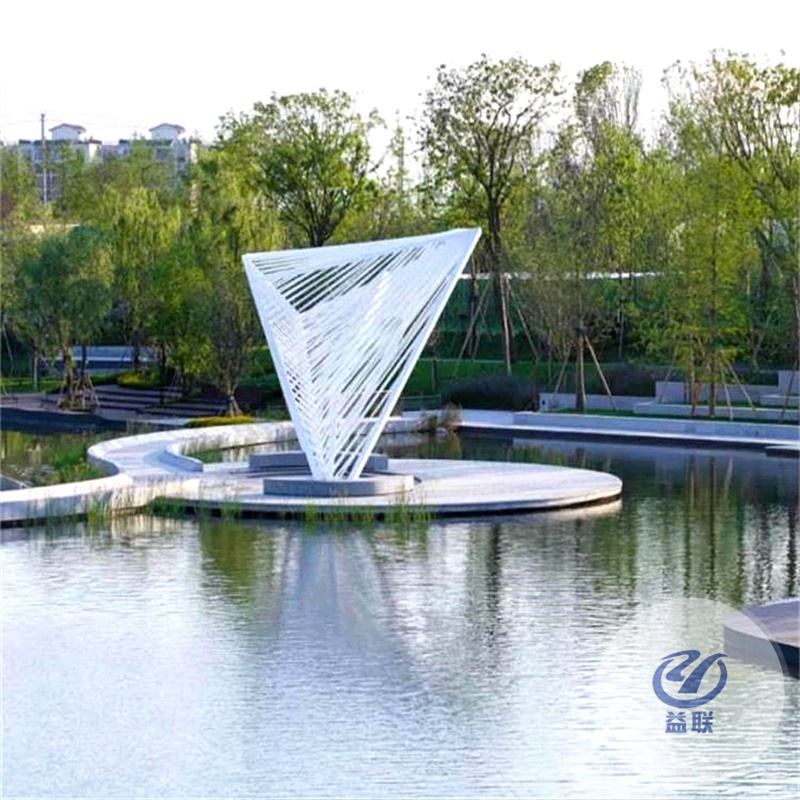 戶外校園不銹鋼雕塑定制發(fā)光月亮圓環(huán)鏤空球浪花園林景觀落地?cái)[件